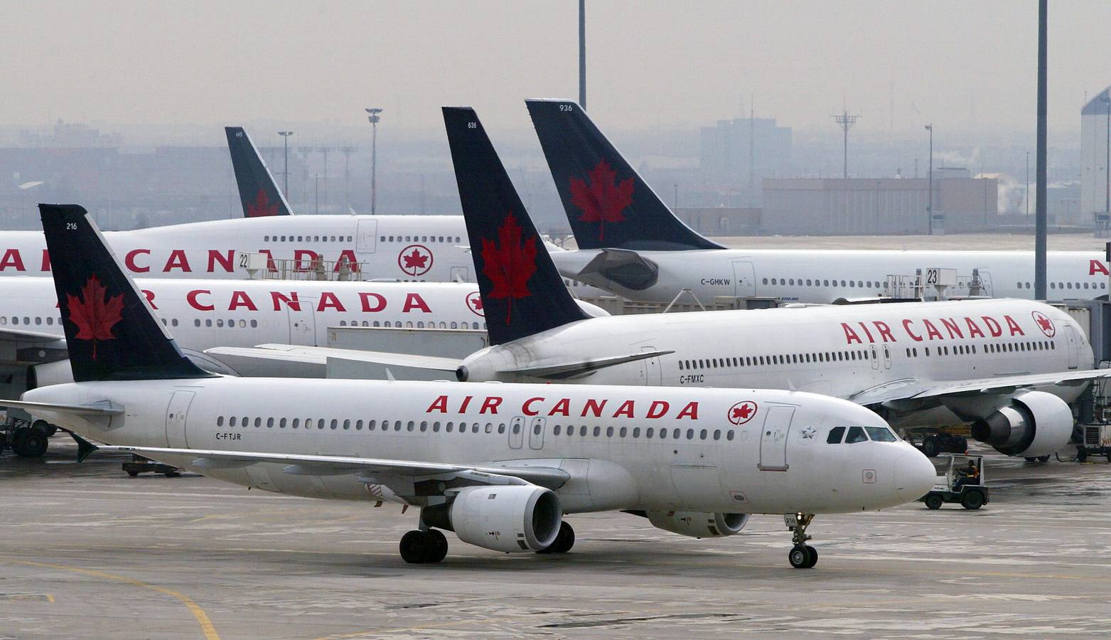 Una mujer intenta parar un avión en la pista para evitar que su marido le sea infiel