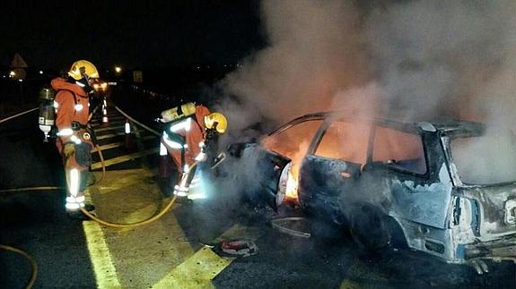 El conductor se hizo quemaduras de segundo grado al intentar apagar el incendio.