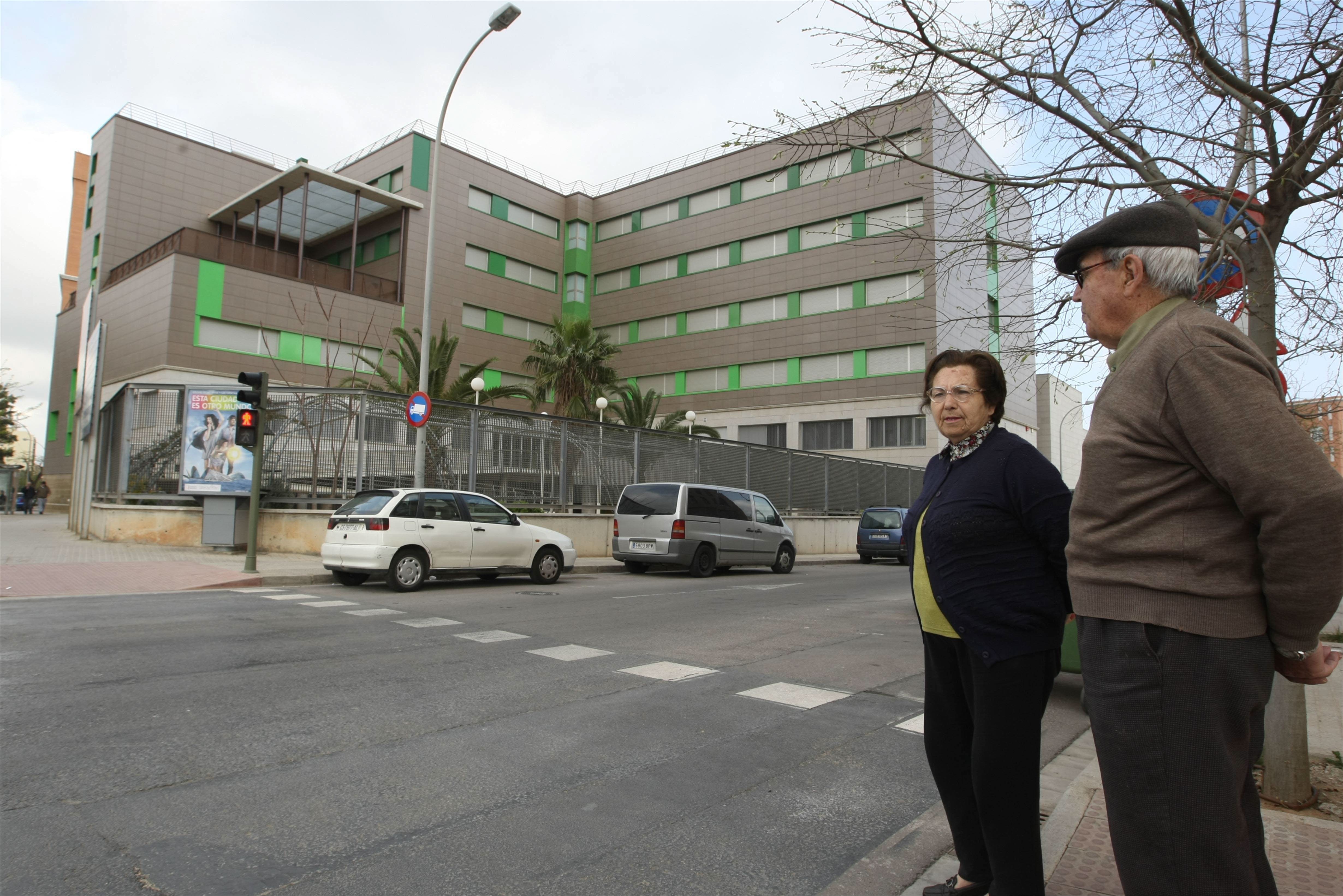 Una pareja de ancianos espera para poder cruzar la calle.