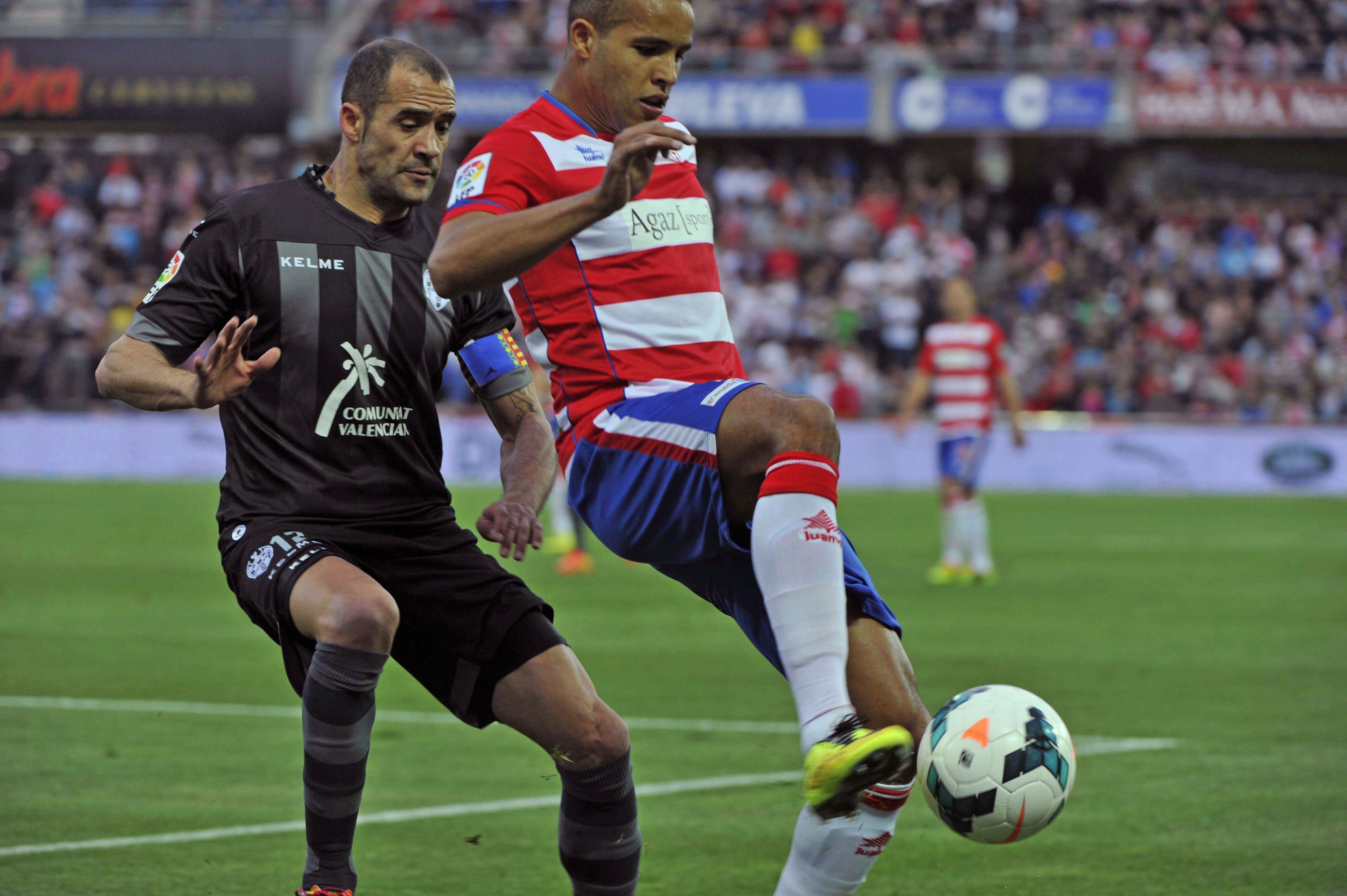 Juanfran presiona a El Arabi durante el partido Granada-Levante, temporada 2013/2014