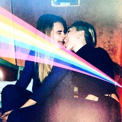Cara Delevingne y Miley Cyrus.