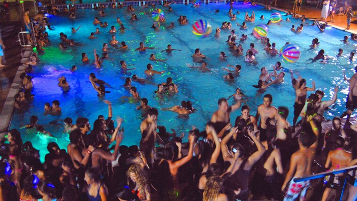 La piscina del parque del Oeste abre todos los viernes por la noche hasta el próximo 7 de septiembre.