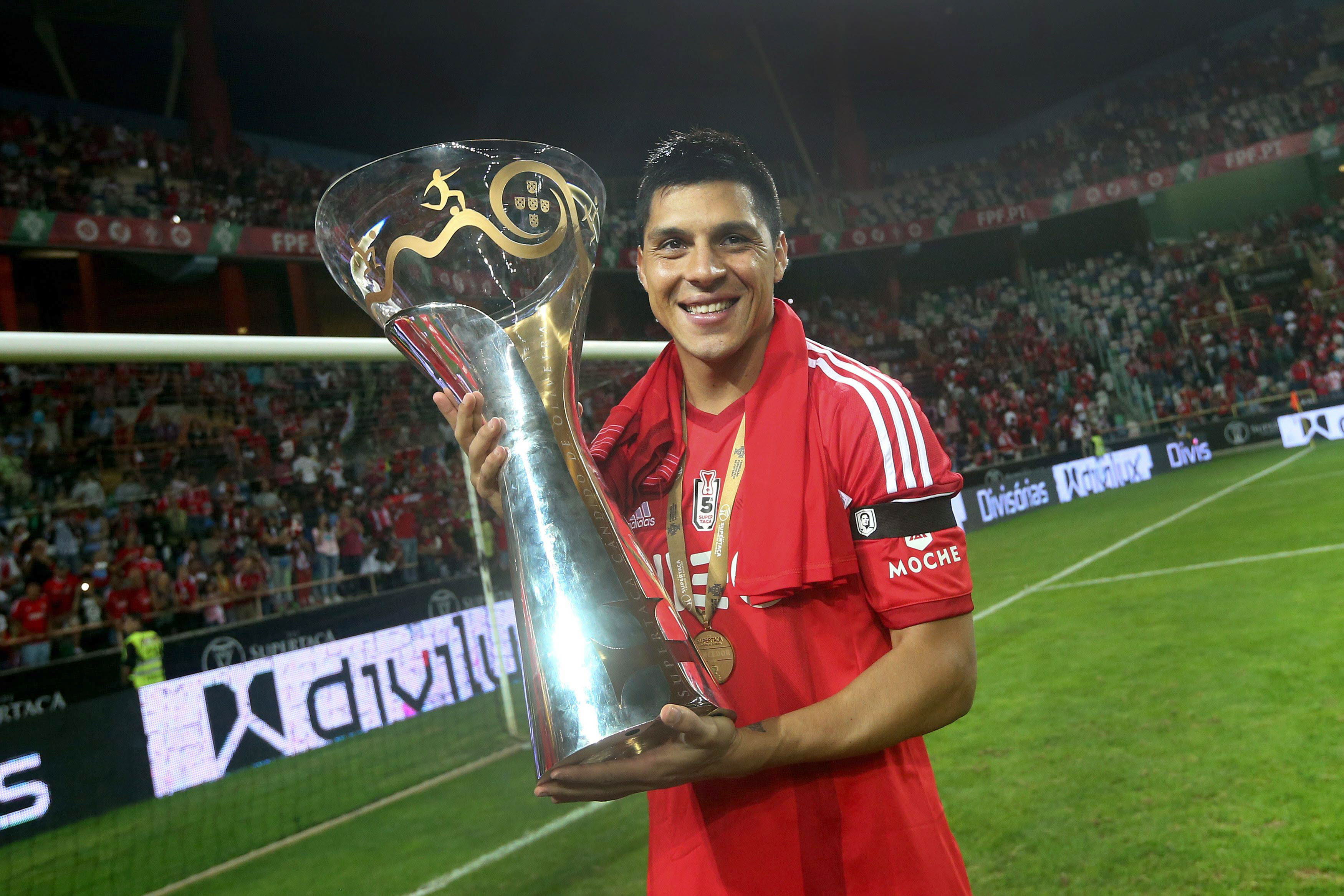 Pérez porta la copa ganada por el Benfica. 