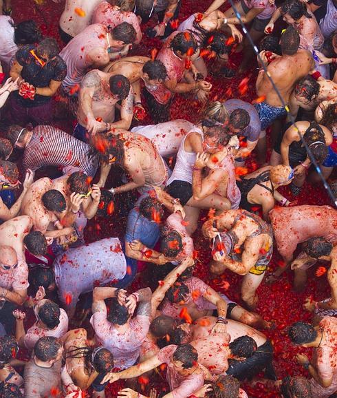 Algunos de los participantes en la Tomatina de Buñol de 2013.