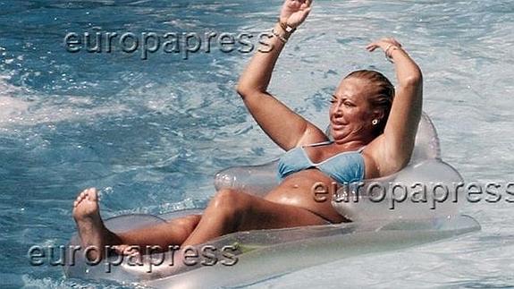 Belén Esteban disfruta en la piscina de sus vacaciones en Benidorm.