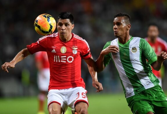 Enzo Pérez durante un partido con el Benfica. :: afp