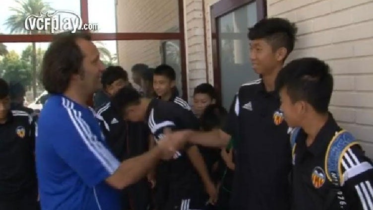 Rufete saluda a los jovenes jugadores del proyecto Wanda