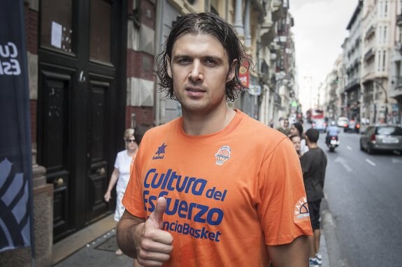 Loncar, en la calle de la Paz tras ser presentado como jugador de Valencia Basket.