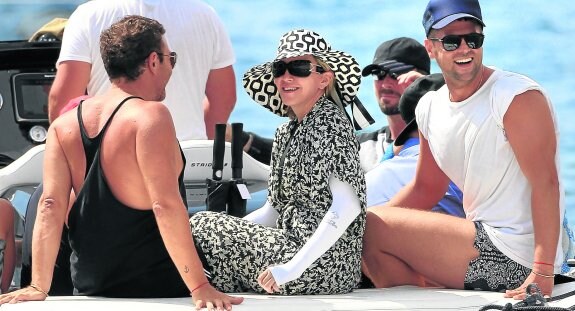 Madonna, embutida en la extraña indumentaria con la que salió a navegar por las aguas de Ibiza con unos amigos. :: gtresonline
