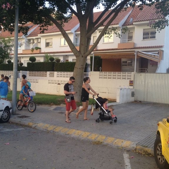 Gente paseando por delante del chalé dedicado a despedidas de soltero en la playa de Gandia. :: lp