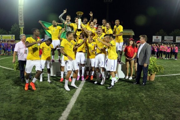 Los jugadores brasileños alzan el trofeo como ganadores del Cotif. :: paco guillem
