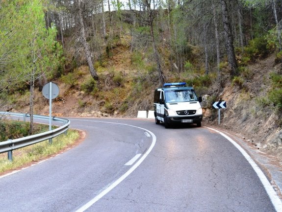 Una furgoneta de la Guardia Civil en la carretera por la que descendió el aficionado. :: guardia civil
