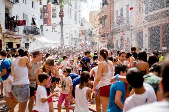 Un momento de la Tomatina infantil celebrada ayer. :: lp