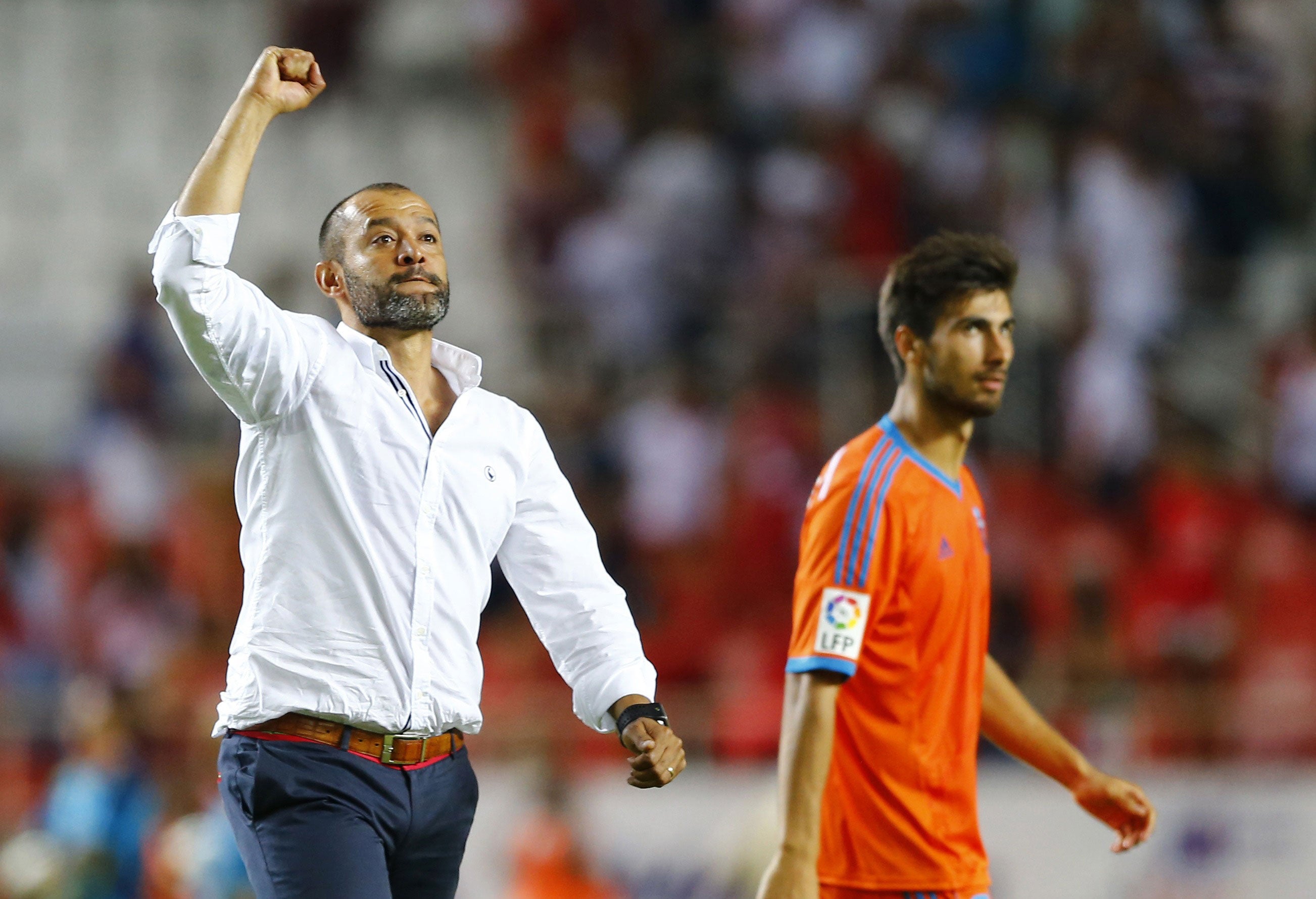 El técnico valencianista saluda a los aficionados desplazados al estadio del Sevilla