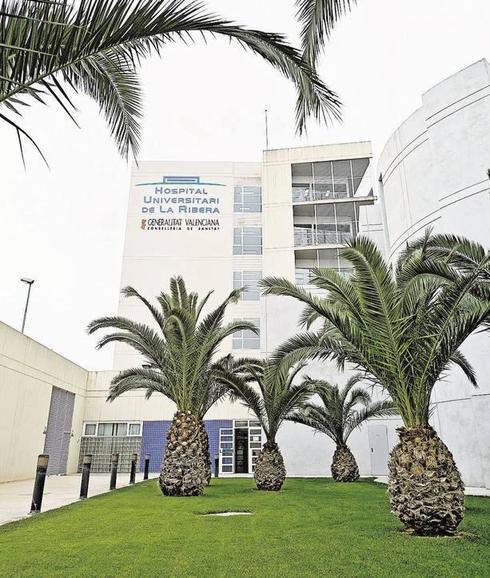 Cirujanos de La Ribera reconstruyen la vagina de una mujer a partir de tejido de su propio intestino