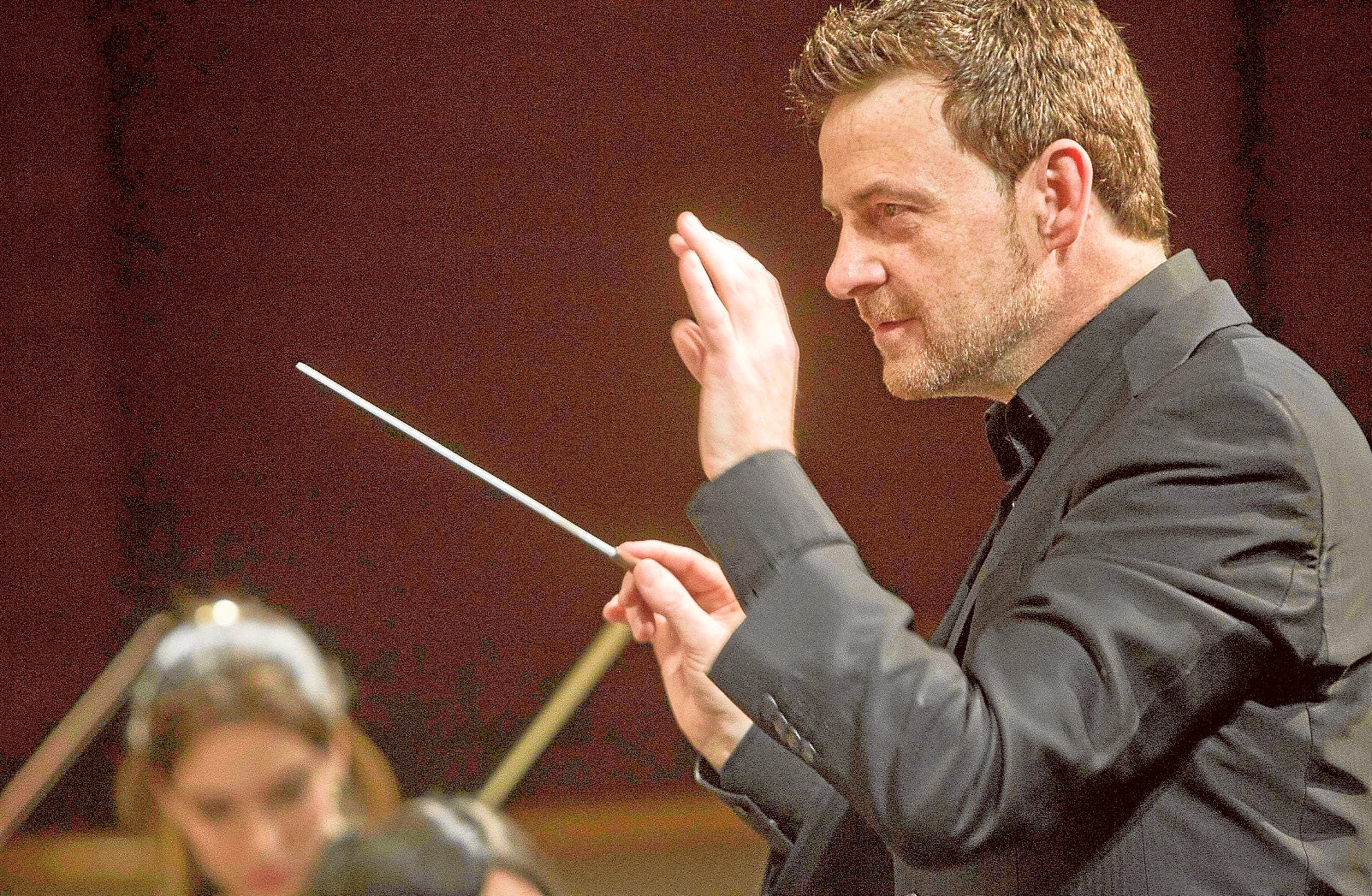 Álvaro Albiach es el actual responsable de la Orquesta de Extremadura.