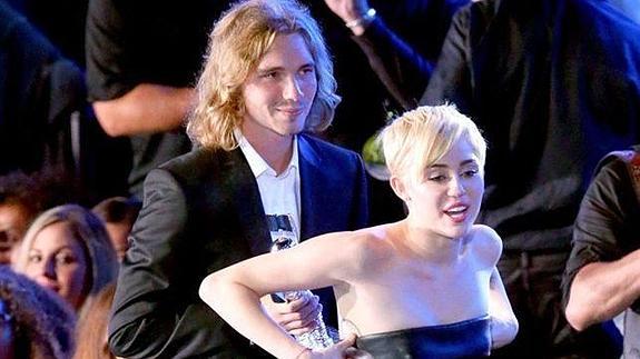 Un indigente recoge el premio de Miley Cyrus en los MTV VMA's