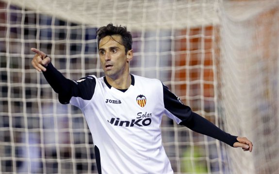 Jonas celebra un gol durante la pasada temporada. :: efe/MANUEL BRUQUE