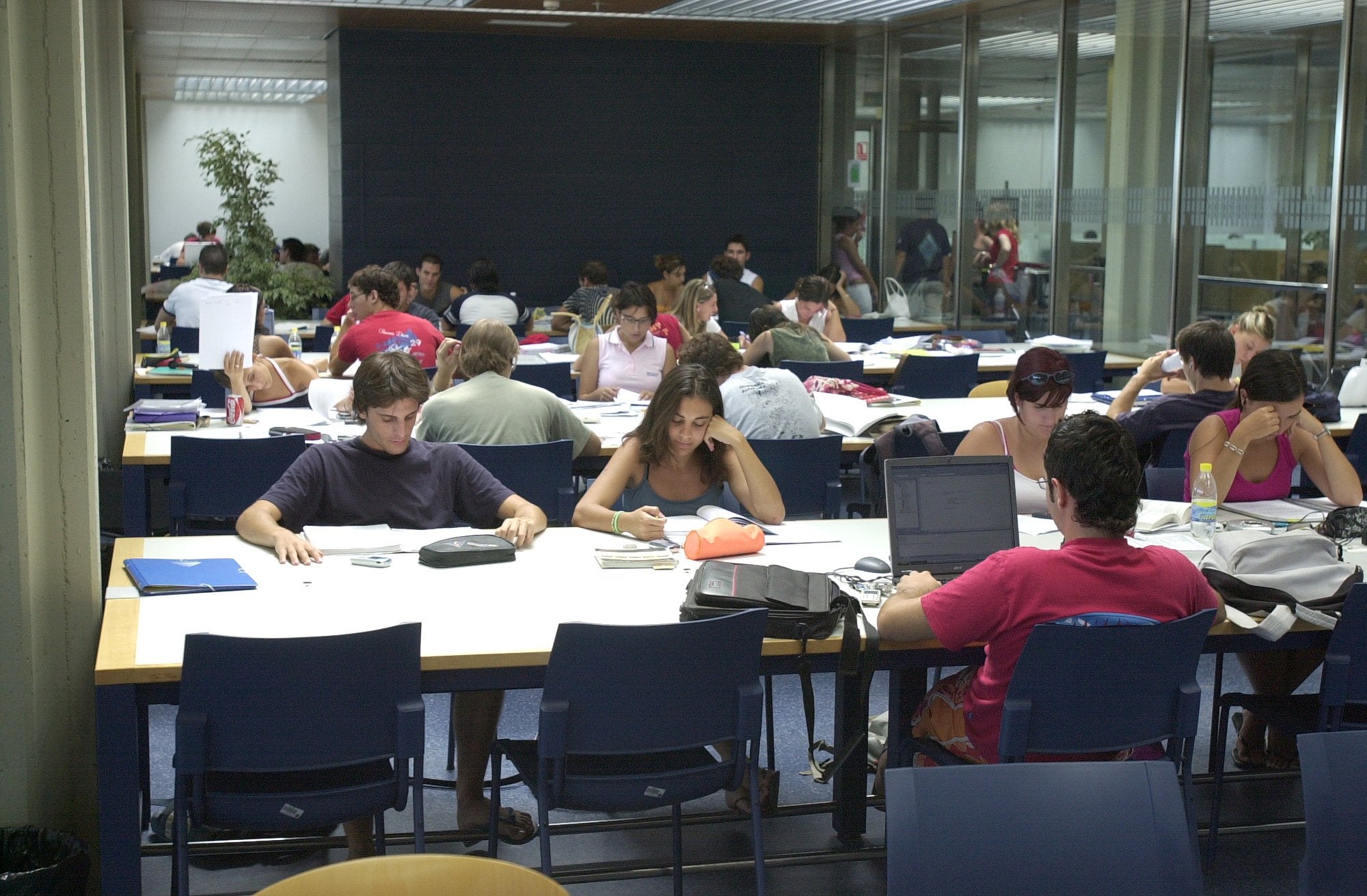 Estudiantes en una biblioteca.