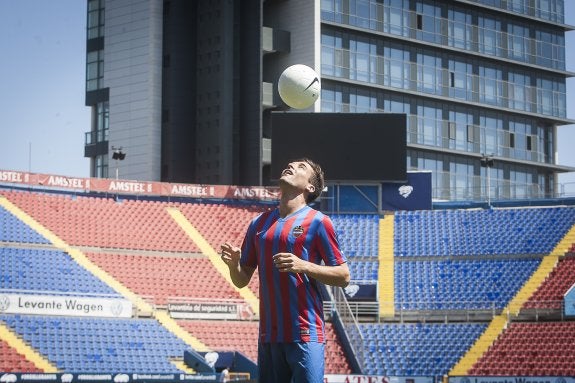 Toño cabecea el balón durante su presentación ayer en el Ciutat de València. :: Jesús Montañana