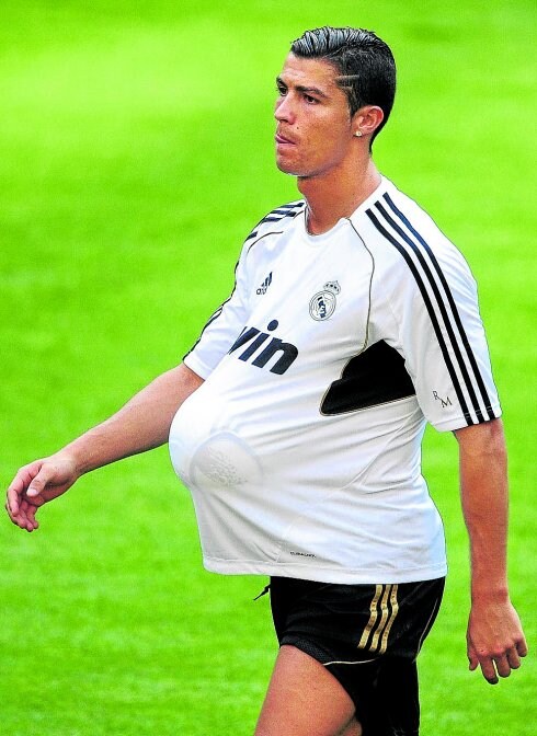 Cristiano Ronaldo simula un embarazo durante un entrenamiento. :: afp