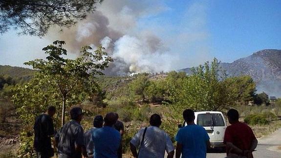 Vecinos de la zona observan los efectos del fuego.