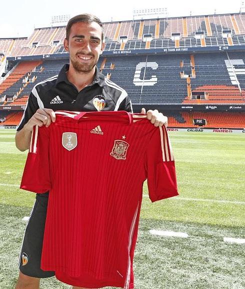 Alcácer, con la camiseta de España en Mestalla.