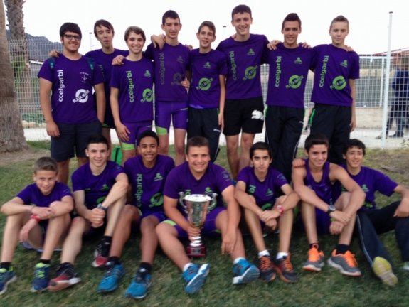 Deportistas de la escuela del CC El Garbí de Gandia tras una competición. :: lp  