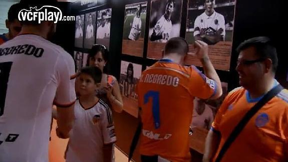 Negredo sorprende a diez valencianistas que compraron su camiseta