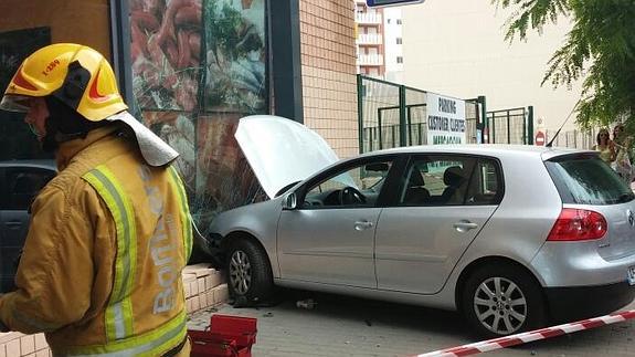 Un coche se empotra contra la luna de un supermercado.