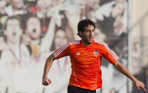 Parejo, durante el entrenamiento de ayer en la ciudad deportiva de Paterna. :: damián torres