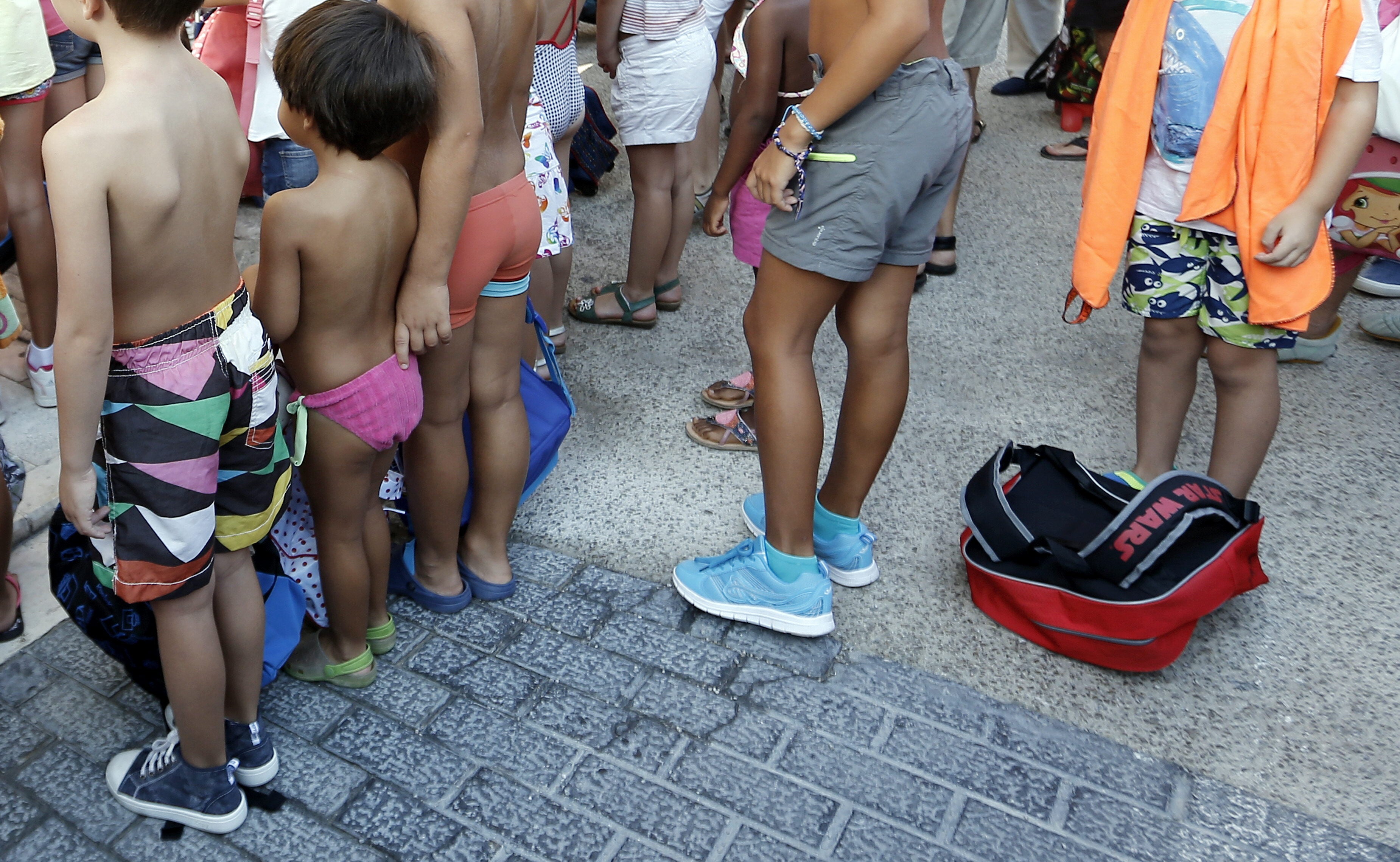 Los alumnos, en bañador en el colegio. 