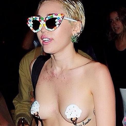 Miley Cyrus acude en 'topless' a una fiesta
