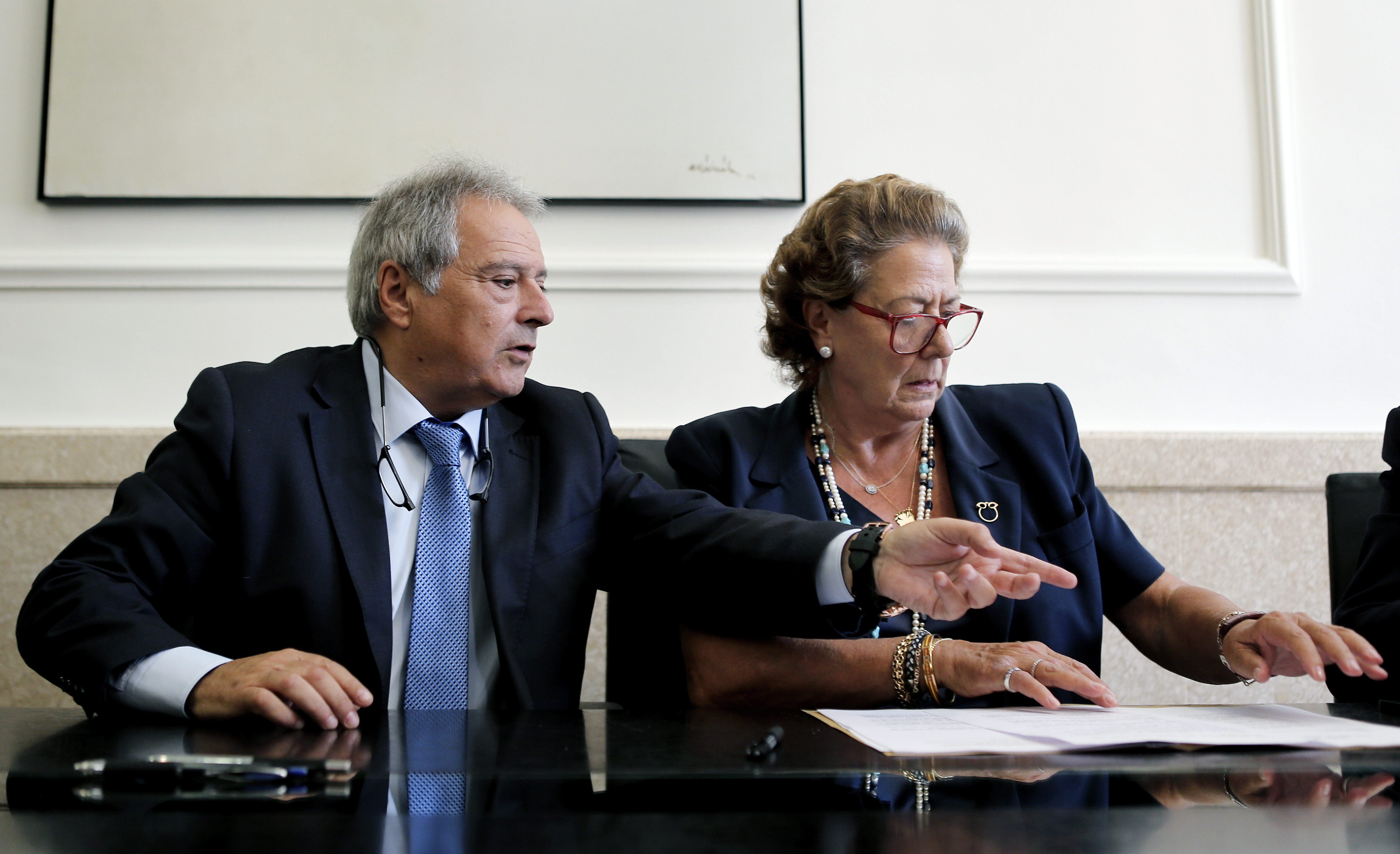 La alcaldesa de Valencia, Rita Barberá, y el presidente de la Diputación, Alfonso Rus, durante la firma de un convenio de colaboración para la adquisición de bombillas led destinadas a instalaciones deportivas. 