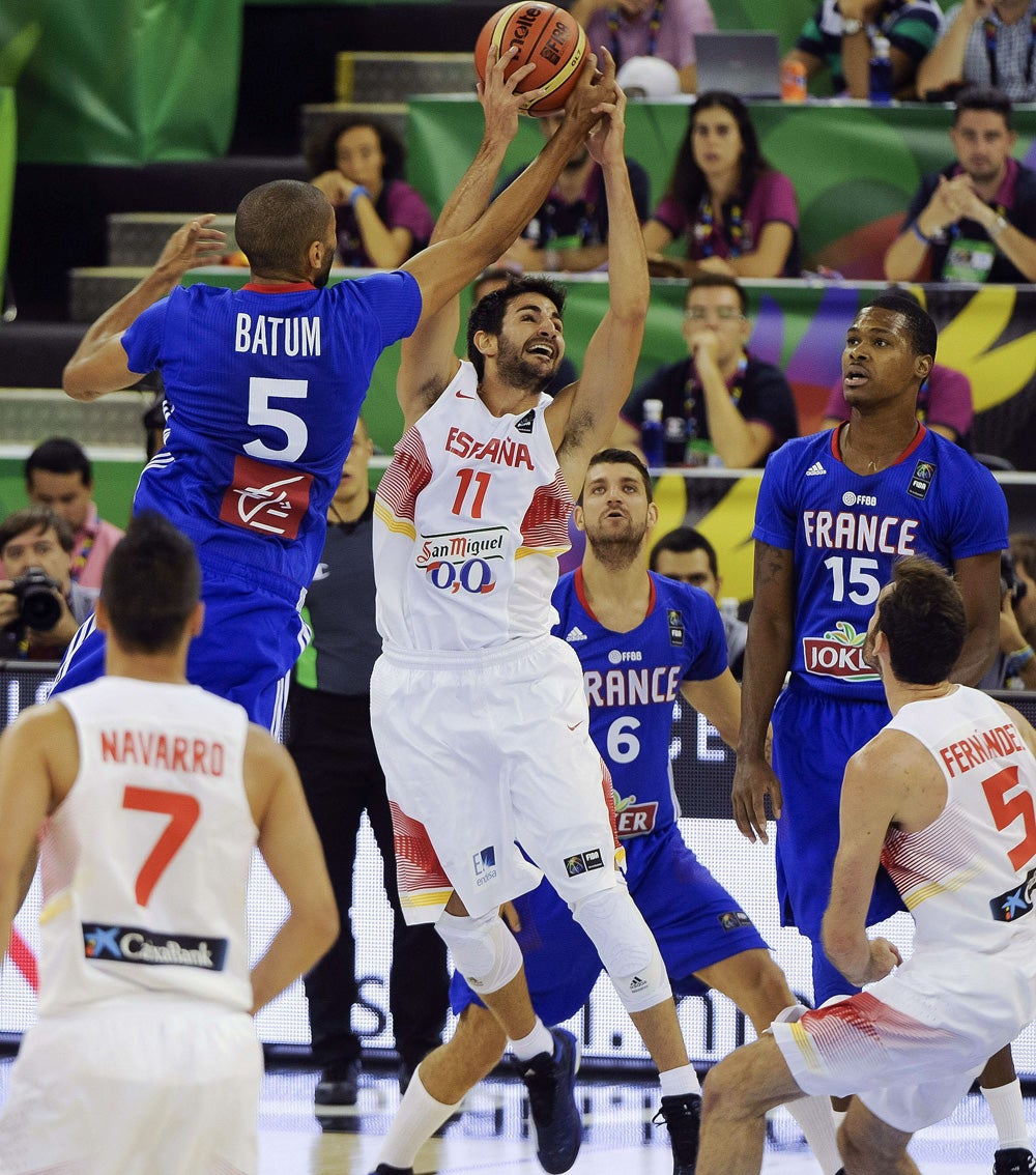 Ricky Rubio (c) trata de lanzar ante Batum (i), de Francia. 