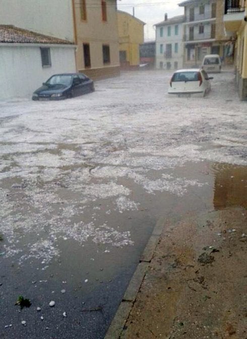 Vehículos estancados entre agua y granizo en Sinarcas. :: a. pérez