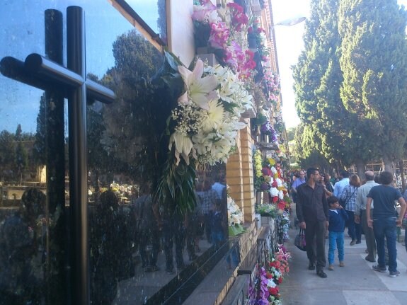 Vecinos de Paterna acuden al cementerio municipal durante la fiesta de Todos los Santos. :: lp