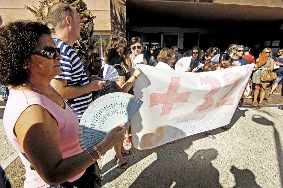 Protesta de padres por las elevadas temperaturas en un centro de Alicante. :: daniel madrigal