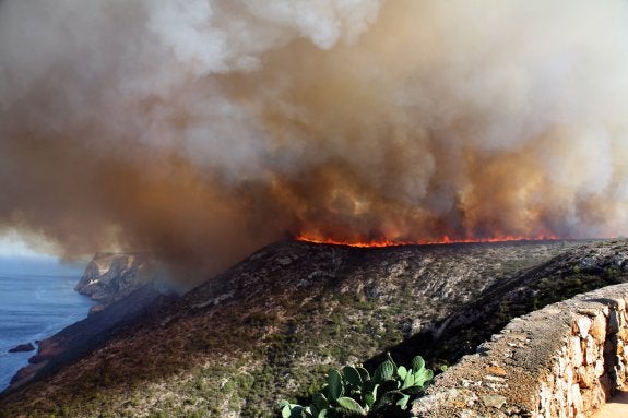 El frente del fuego avanzando desde la zona de Las Planas de San Jerónimo, en Xàbia, hacia la Torre del Gerro, en Las Rotas de Dénia. :: TINO CALVO 