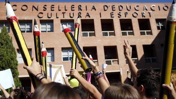 Cientos de alumnos de la ESO claman contra el calor ante la Conselleria de Educación