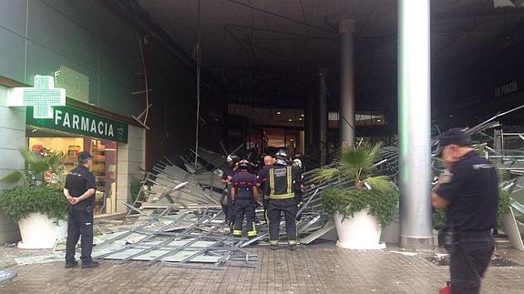 Cuatro heridos al desplomarse un falso techo en un centro comercial en Valencia