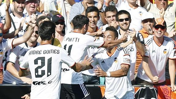 Piatti celebra con Rodrigo el 1-0. 