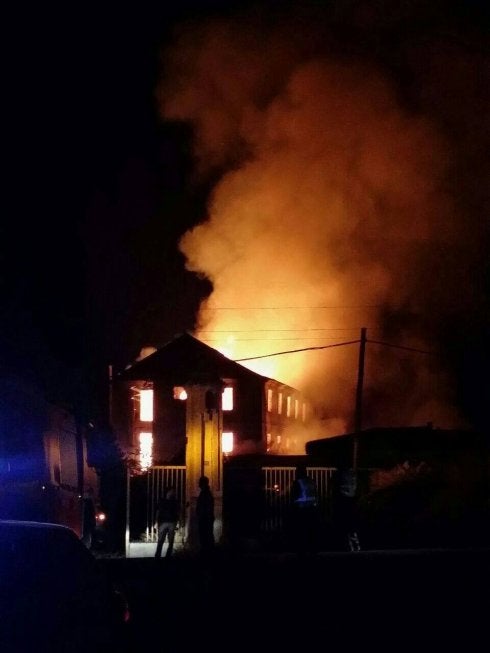 La antigua fábrica en llamas en la madrugada de ayer. :: lp