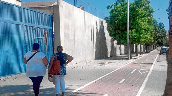 Dos familiares de un joven boliviano esperando ayer en la puerta del Centro de Internamiento de Extranjeros de Valencia.