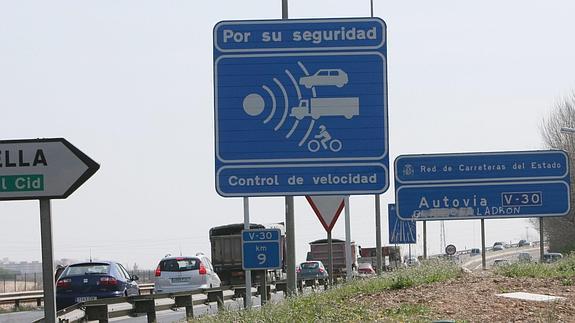 Cartel que advierte de la presencia de un radar.