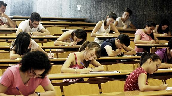 Alumnos realizando la prueba de selectividad.