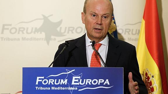 El conseller de Economía, Industria, Turismo y Empleo, Máximo Buch, durante su intervención en el Forum Europa. Tribuna Mediterránea. 