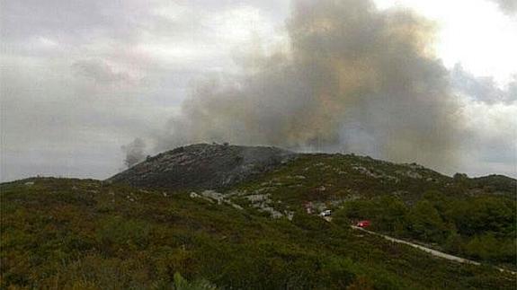 El incendio en Simat de la Valldigna, este lunes por la mañana.