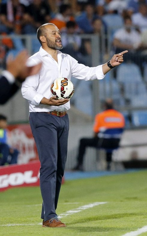 Nuno da ayer instrucciones desde la banda. :: EFE/Alberto Martín