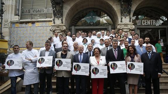 Cocineros y autoridades en el acto de apoyo a la candidatura.